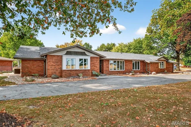 $345,000 | 313 Hazelwood Drive, Alhambra, IL 62001