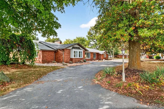 $345,000 | 313 Hazelwood Drive, Alhambra, IL 62001