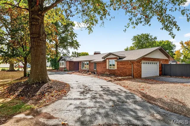 $345,000 | 313 Hazelwood Drive, Alhambra, IL 62001