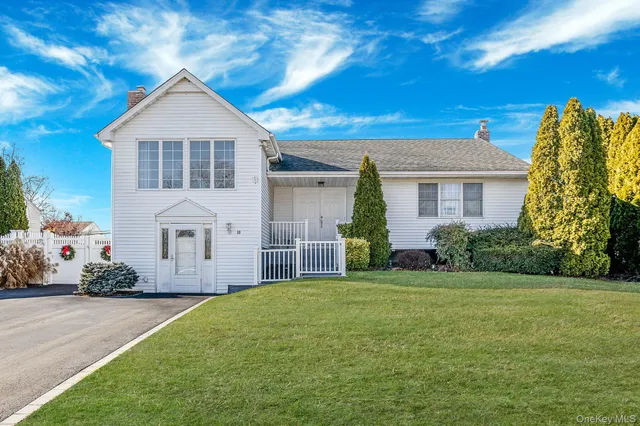 $774,999 | 18 Amapola Lane, Kings Park, NY 11754
