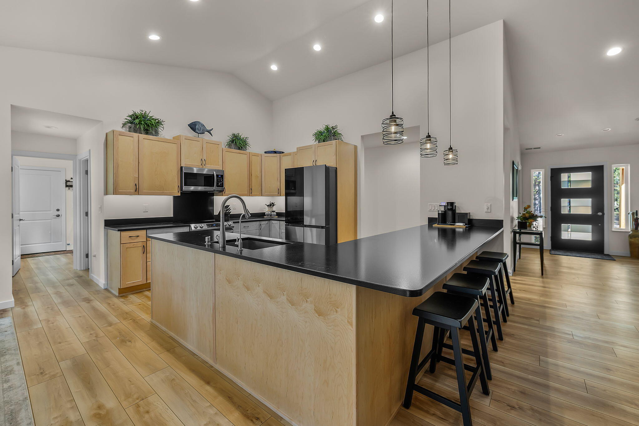 15943 Cascade Lane La Pine, OR 97739 - Photo 11 of 55 Kitchen with Eat bar