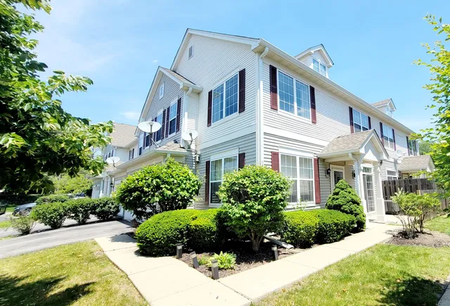 $2,100 | 2592 Hillsboro Boulevard, Unit 2592, Aurora, IL 60503