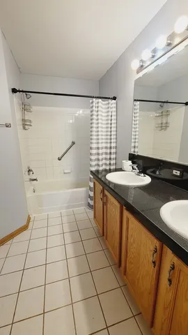 $2,100 | 2592 Hillsboro Boulevard, Unit 2592, Aurora, IL 60503