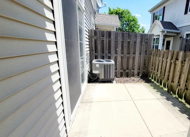 $2,100 | 2592 Hillsboro Boulevard, Unit 2592, Aurora, IL 60503