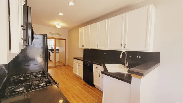 $2,100 | 2592 Hillsboro Boulevard, Unit 2592, Aurora, IL 60503