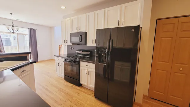 $2,100 | 2592 Hillsboro Boulevard, Unit 2592, Aurora, IL 60503