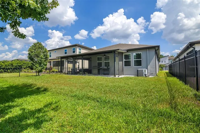 a view of a back yard