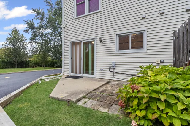 $2,400 | 1725 Pickwick Lane, Glenview, IL 60026