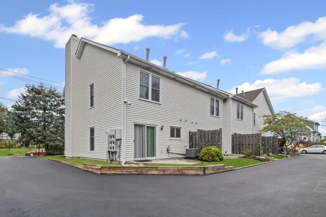 $2,400 | 1725 Pickwick Lane, Glenview, IL 60026