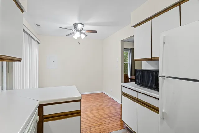 $2,400 | 1725 Pickwick Lane, Glenview, IL 60026