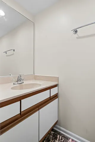 $2,400 | 1725 Pickwick Lane, Glenview, IL 60026