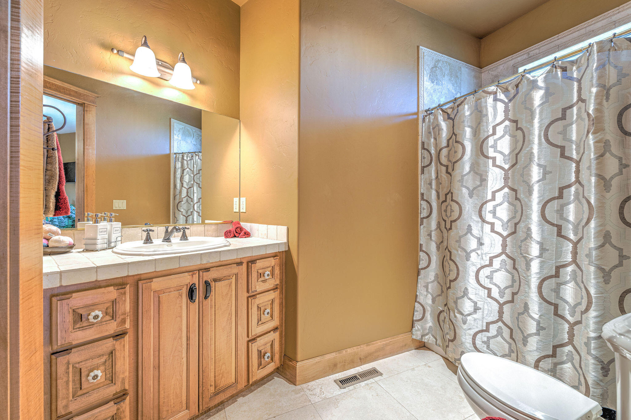 23770 Dodds Road Bend, OR 97701 - Photo 22 of 90 guest en-suite bathroom