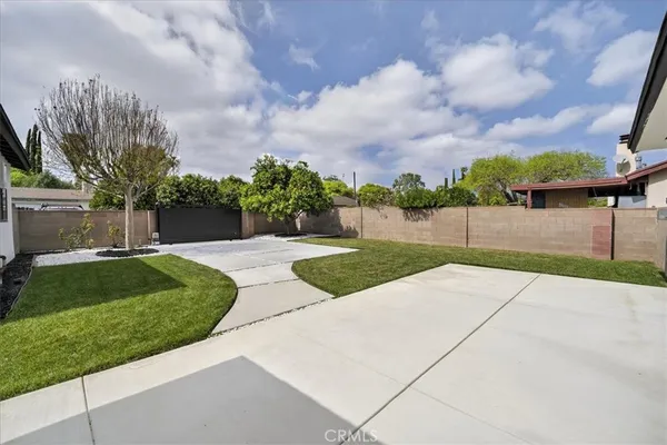 a view of a backyard