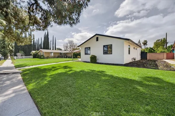 a view of a house with a yard