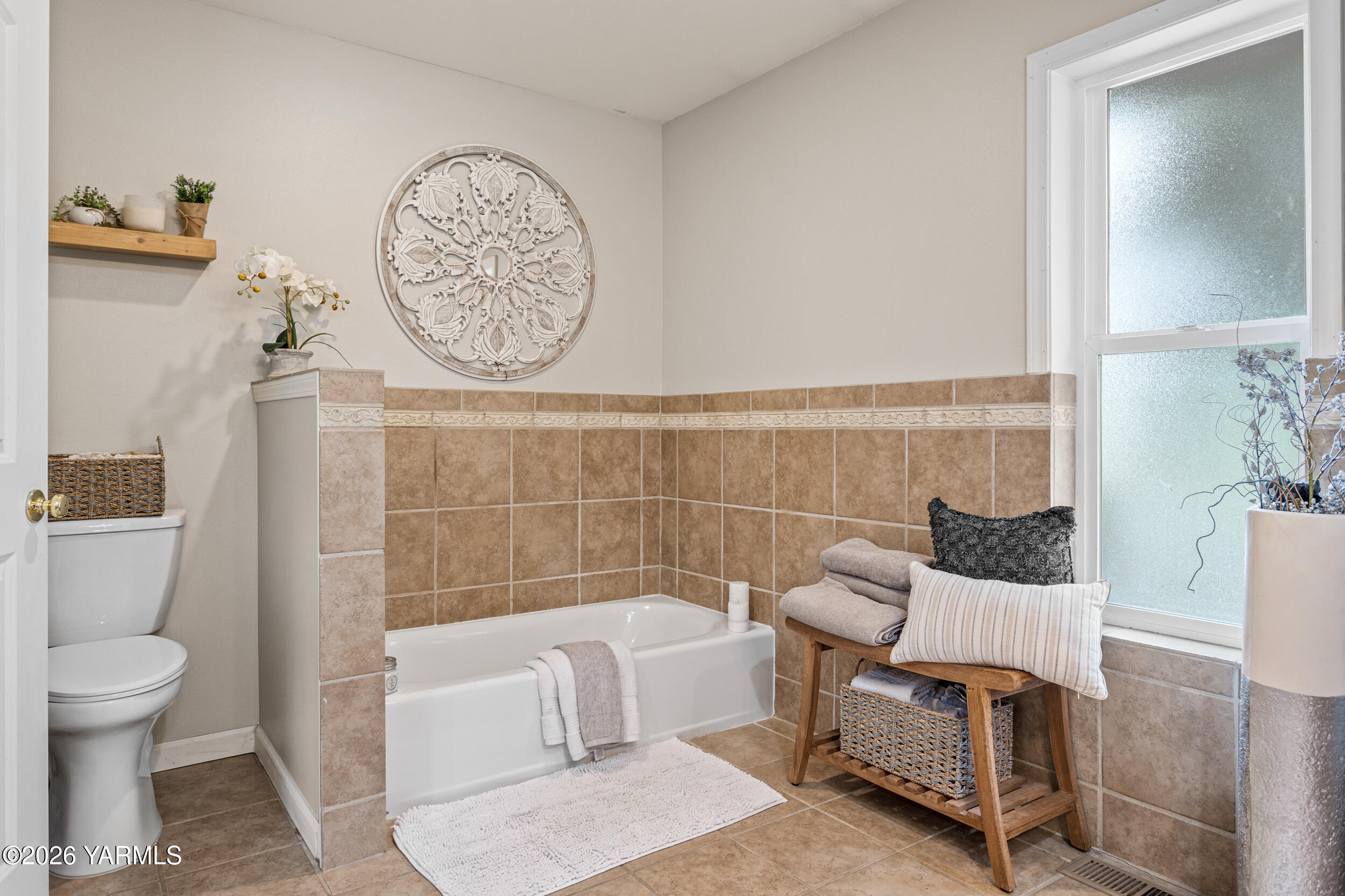 2121 Pleasant Hill Road Selah, WA 98942 - Photo 21 of 38 a bathroom with a toilet and a bathtub