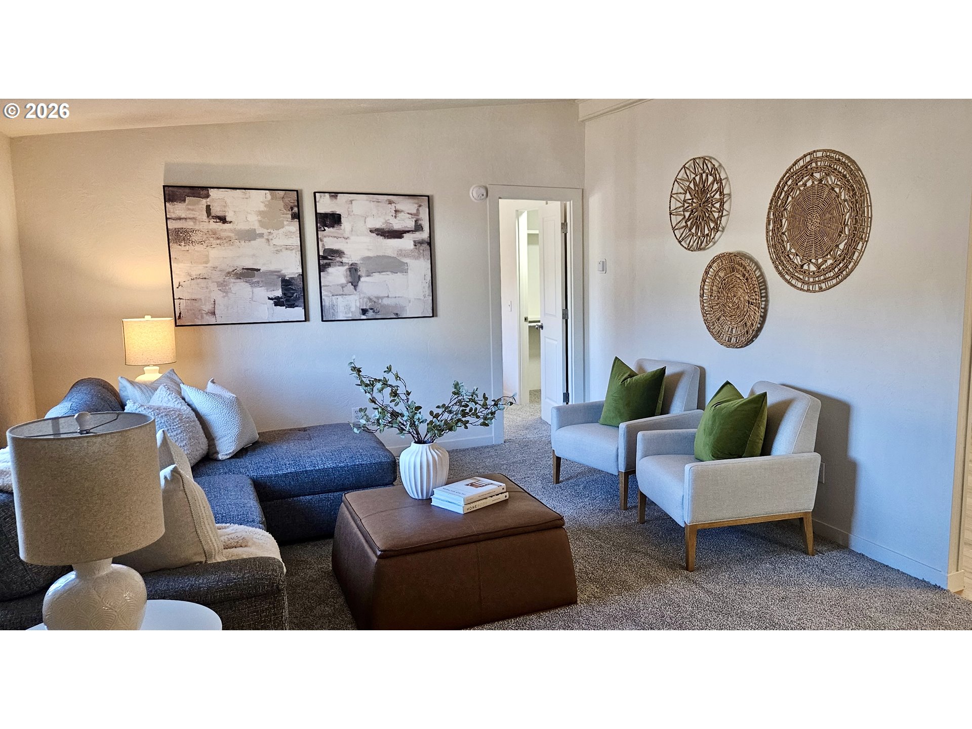 451 Lochaven Avenue Springfield, OR 97477 - Photo 14 of 21 a living room with furniture and a mirror