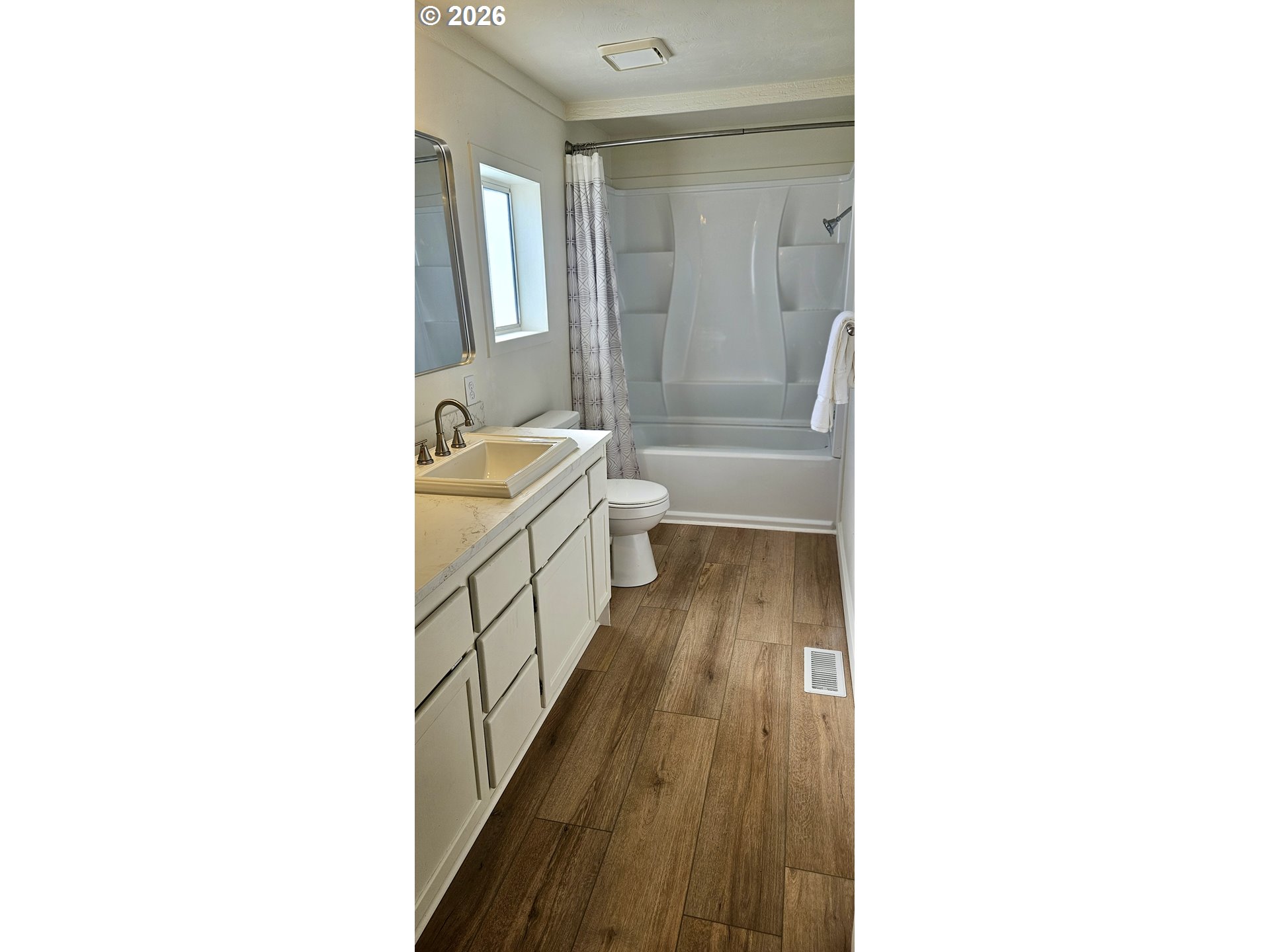 451 Lochaven Avenue Springfield, OR 97477 - Photo 4 of 21 a bathroom with a sink a mirror and a bathtub