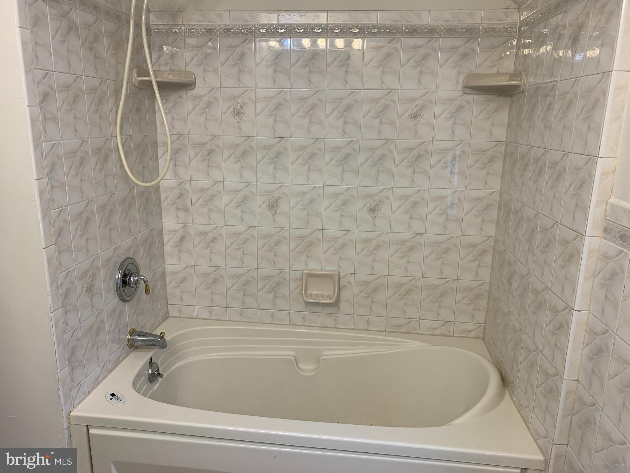 116 Treaty Road Drexel Hill, PA 19026 - Photo 35 of 48 Tub/shower combo