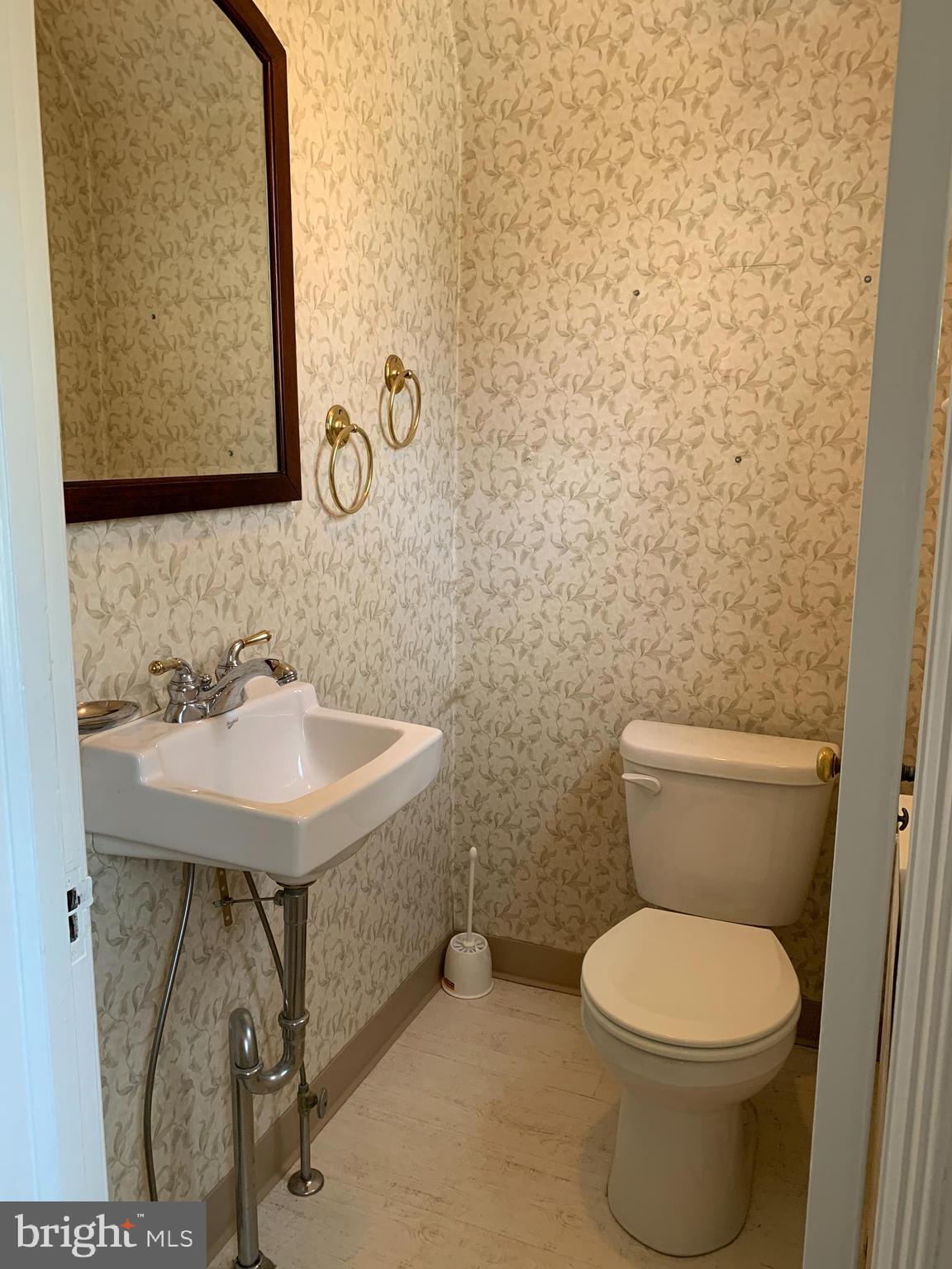 116 Treaty Road Drexel Hill, PA 19026 - Photo 5 of 48 Main Level Powder Room