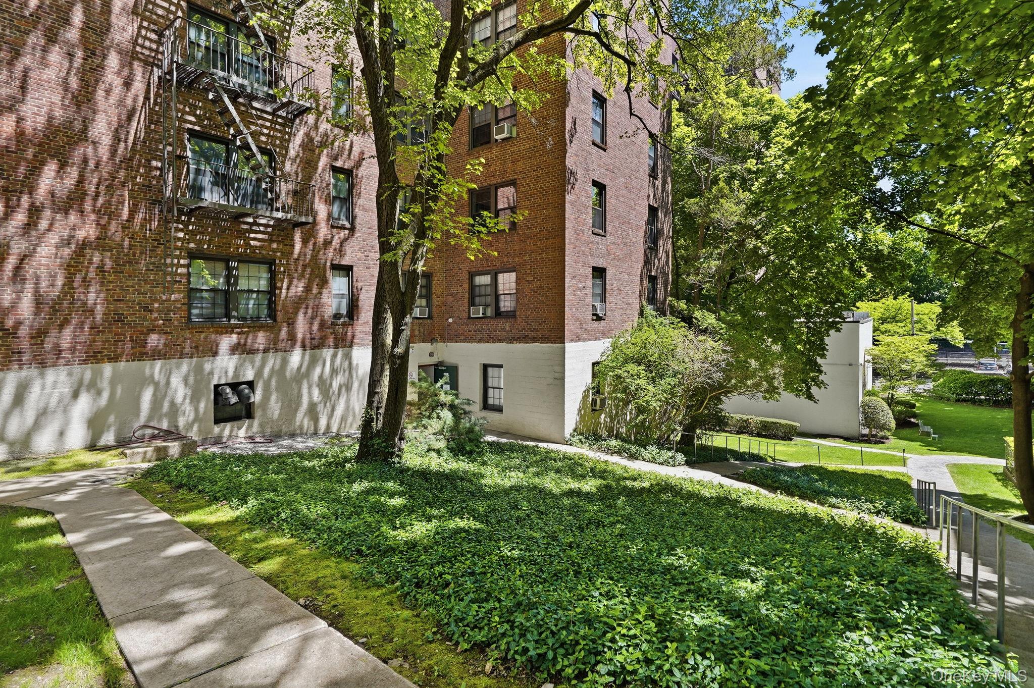 196 Garth Road, Unit 2F Scarsdale, NY 10583 - Photo 21 of 23 No Step Entrance Available from Side Ramp