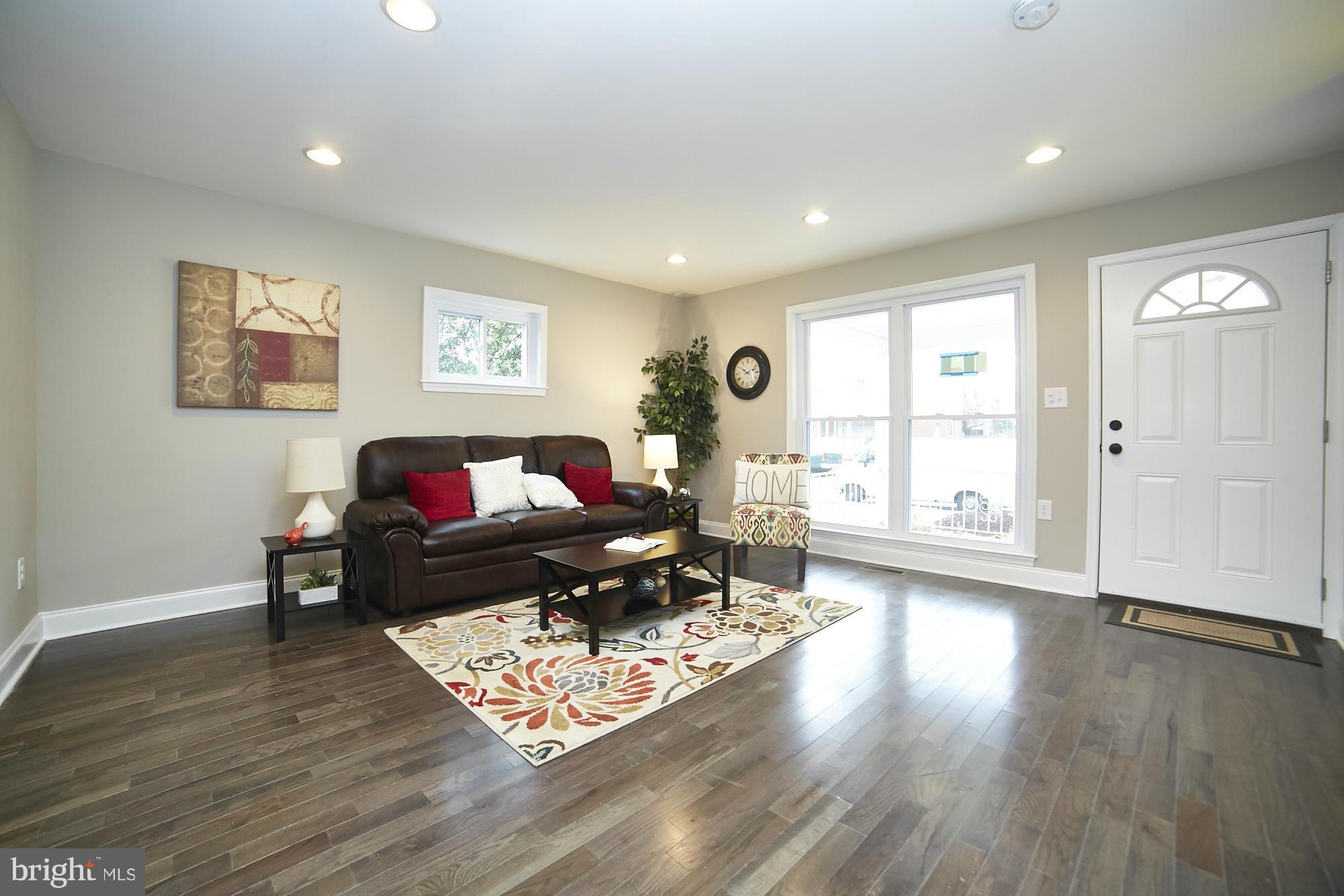 1125 Hollen Road Baltimore, MD 21239 - Photo 5 of 30 Living Room