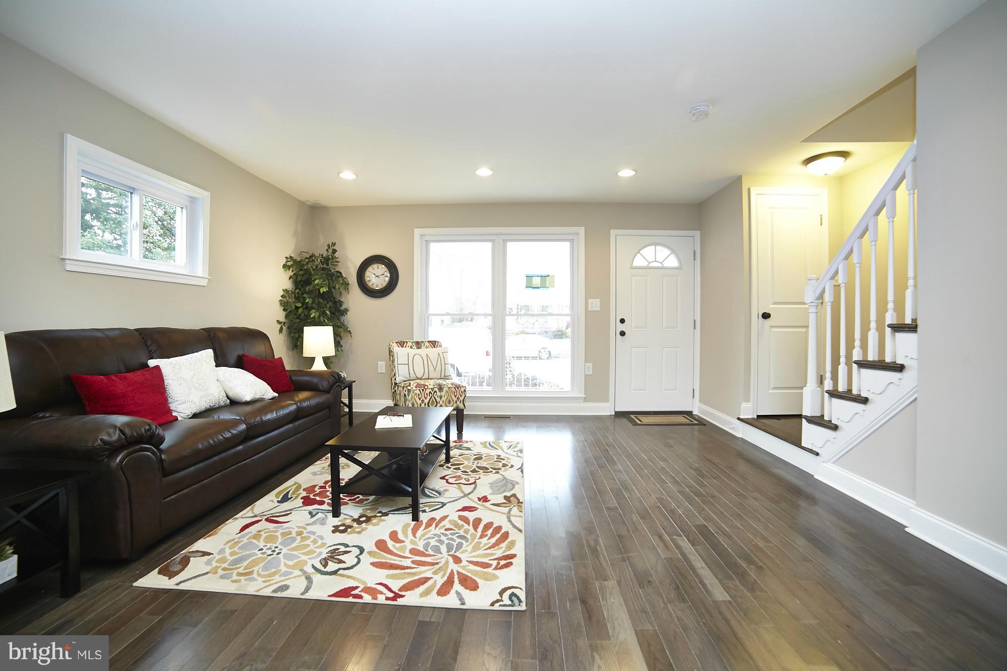 1125 Hollen Road Baltimore, MD 21239 - Photo 6 of 30 Living Room
