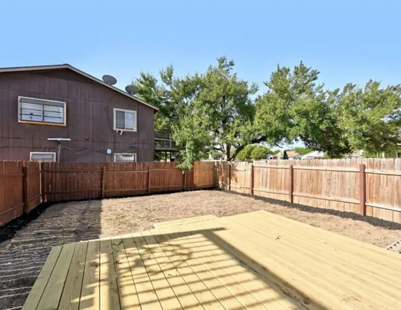 a view of a backyard