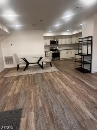 $2,200 | 81 Hawthorne Avenue, Unit 1, Newark, NJ 07112