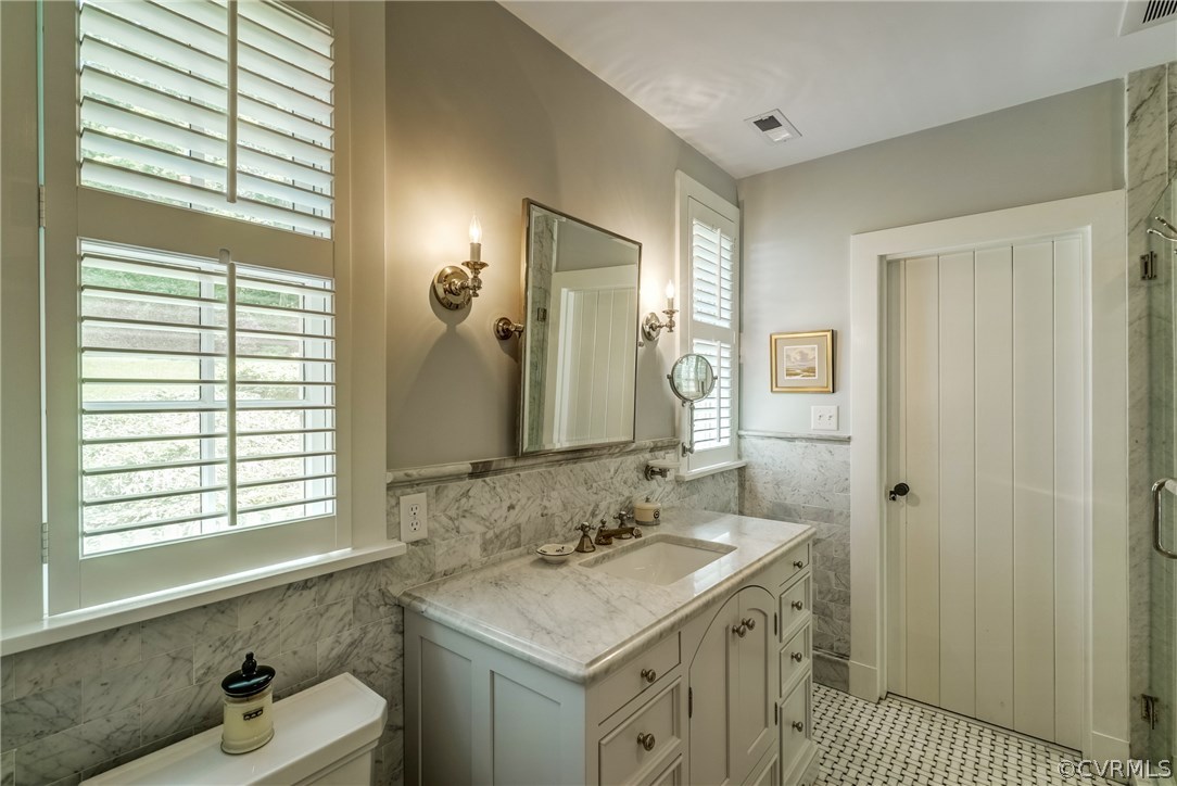 207 Wood Road Henrico, VA 23229 - Photo 16 of 50 Dual bathrooms in owner's suite are connected by a