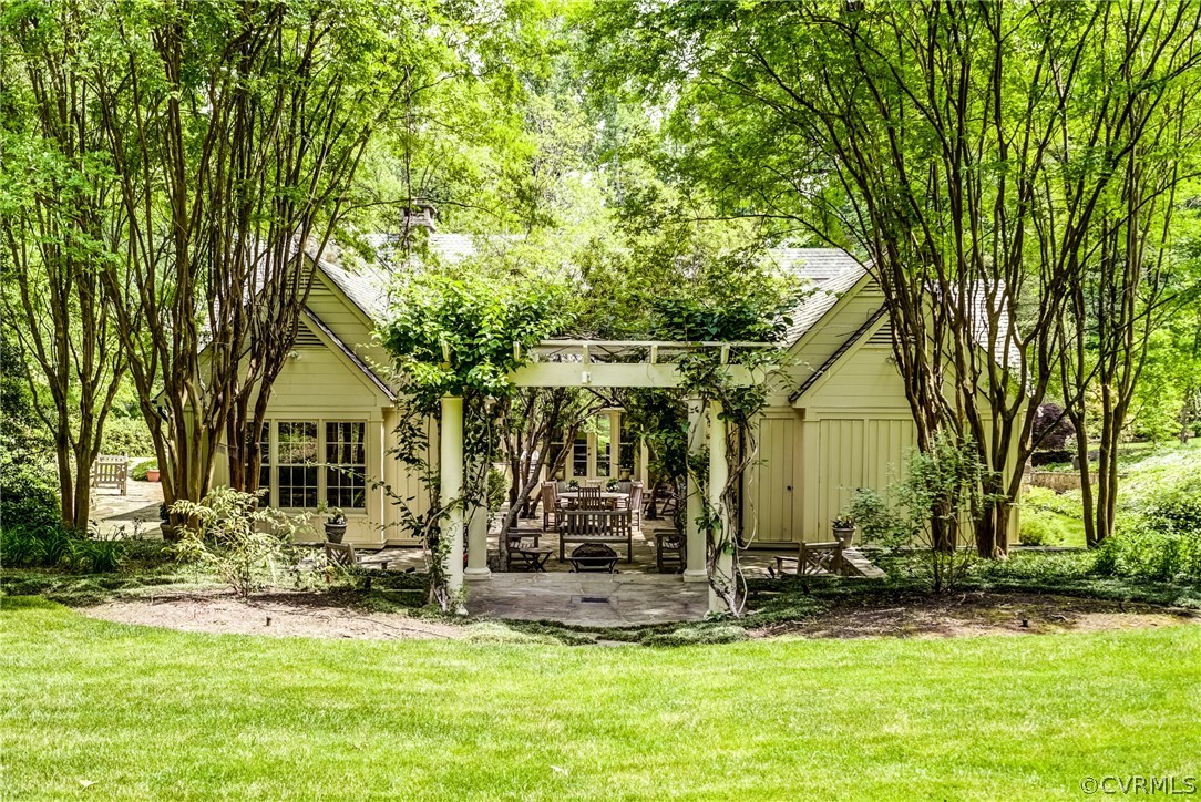 207 Wood Road Henrico, VA 23229 - Photo 31 of 50 Lovely view of back of the main house courtyard an