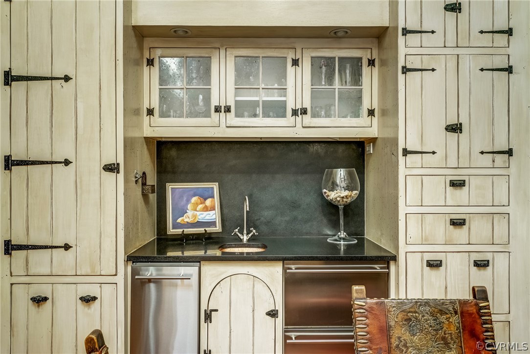 207 Wood Road Henrico, VA 23229 - Photo 8 of 50 The well appointed wet bar has a copper under-moun