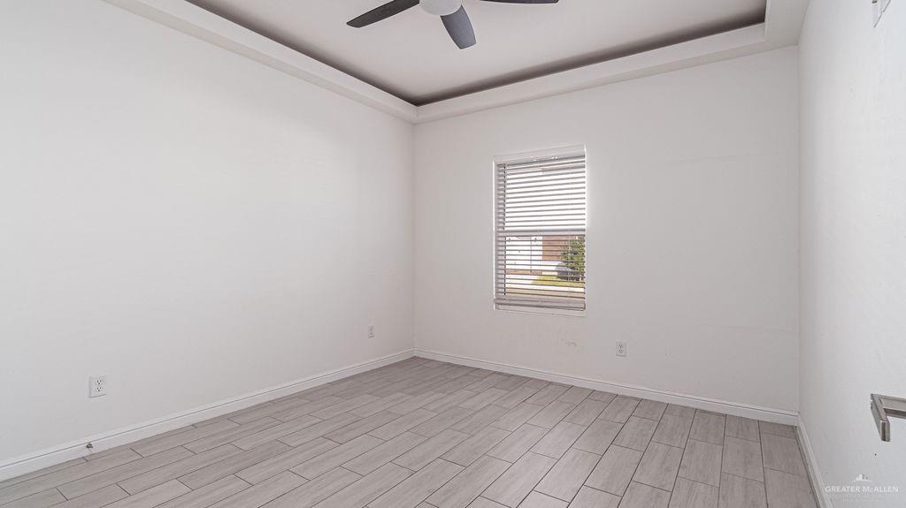 901 East Yuma Avenue, Unit 1902 McAllen, TX 78503 - Photo 11 of 13 an empty room with a window