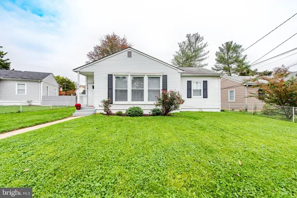 a view of a house with backyard and garden