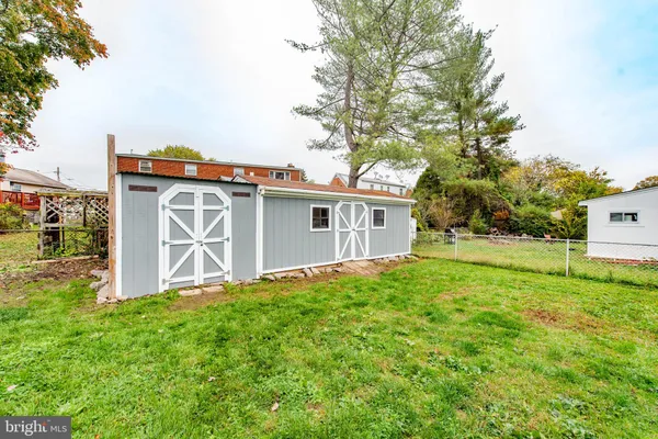 a view of a house with backyard