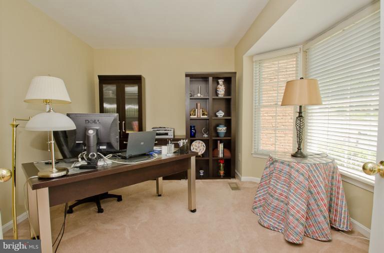 8554 Hooes Road Springfield, VA 22153 - Photo 12 of 26 Living Room