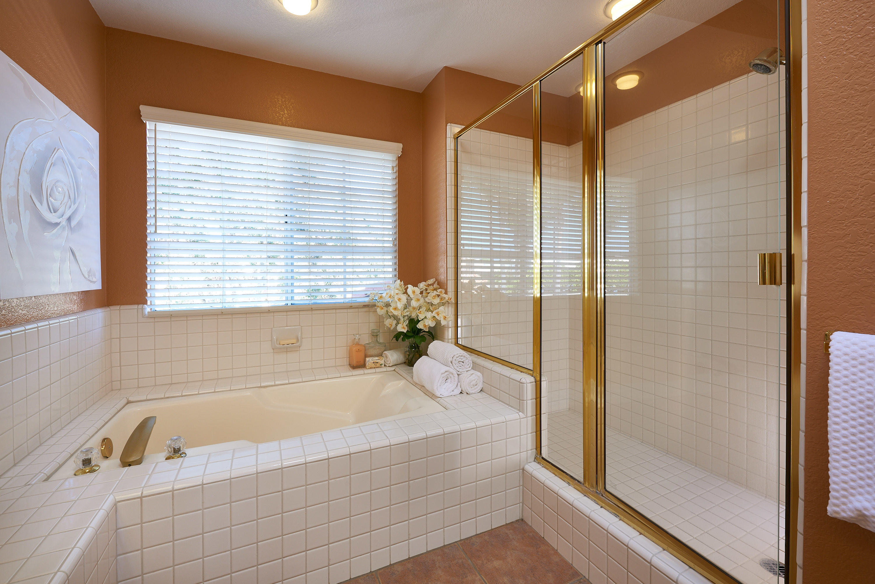 302 La Salle Road Goleta, CA 93117 - Photo 15 of 25 302 MASTER BATHTUB