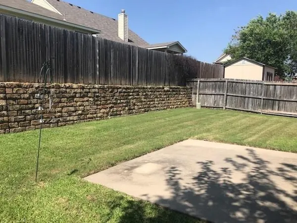 a view of a backyard