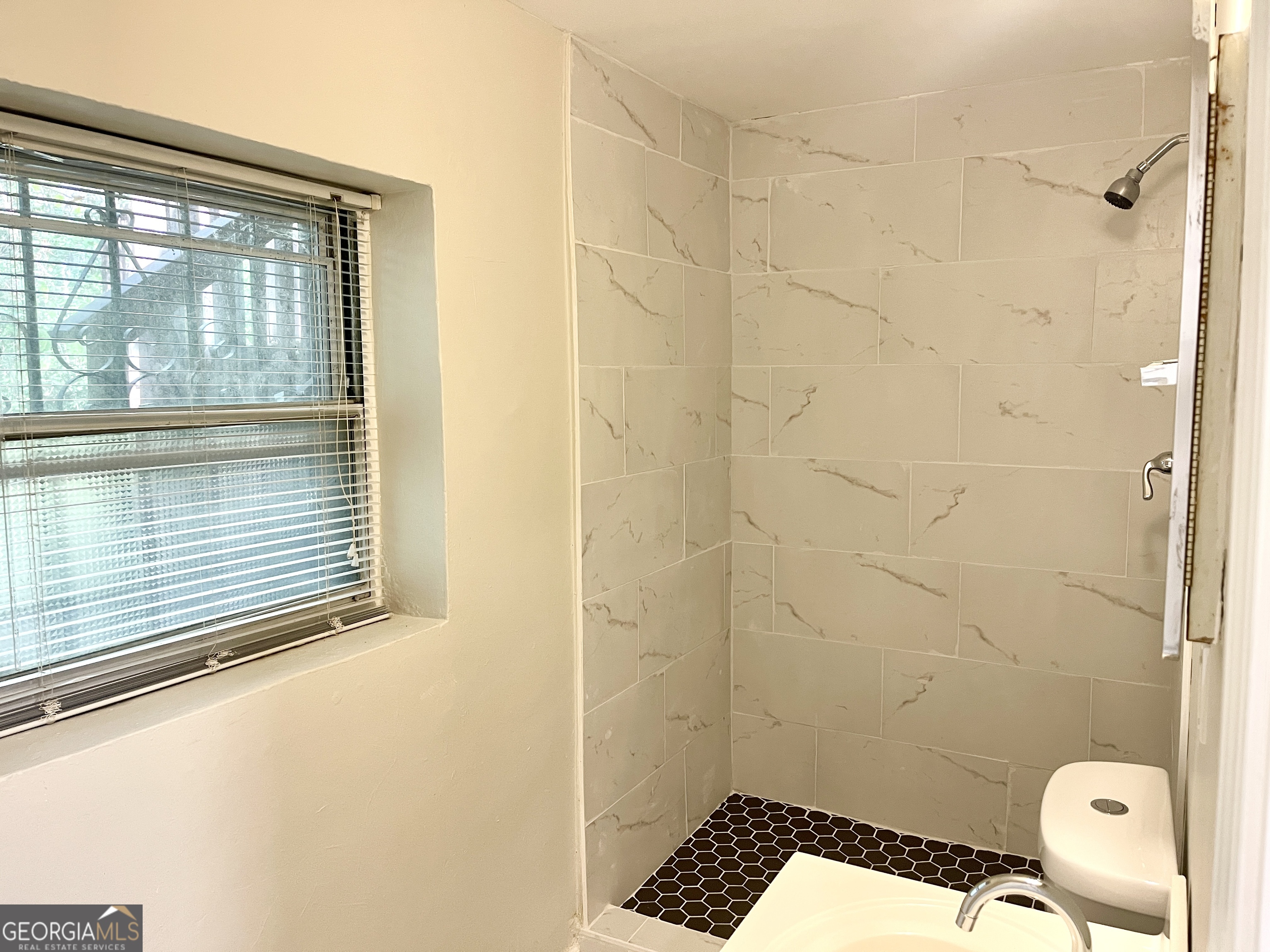 5435 Winstead Court Southwest South Fulton, GA 30349 - Photo 15 of 20 a bathroom with a window