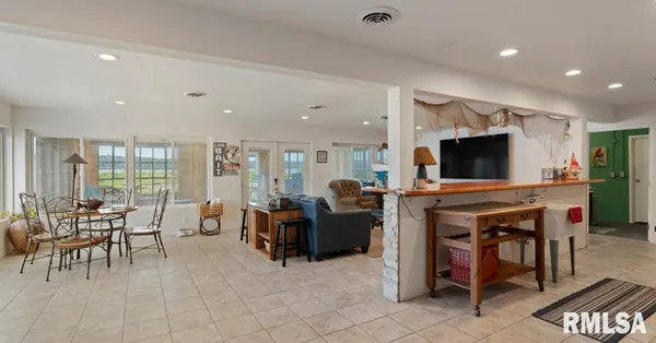 $1,100,000 | 1109-1111 Sunset Drive, East Peoria, IL 61611