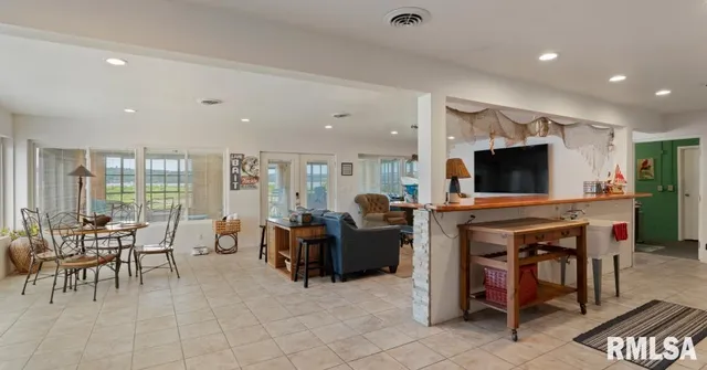 $1,100,000 | 1109-1111 Sunset Drive, East Peoria, IL 61611