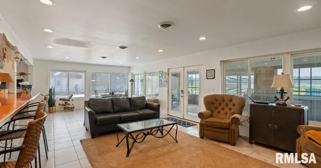 $1,100,000 | 1109-1111 Sunset Drive, East Peoria, IL 61611