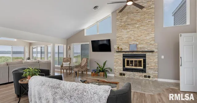 $1,100,000 | 1109-1111 Sunset Drive, East Peoria, IL 61611