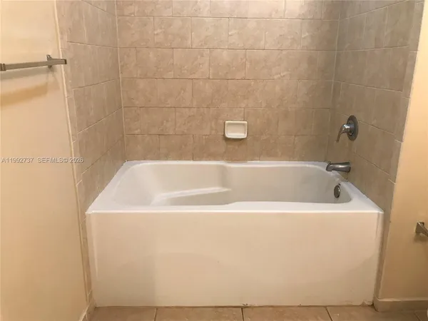 $2,400 | 3001 Northeast 185th Street, Unit 422, Aventura, FL 33180
