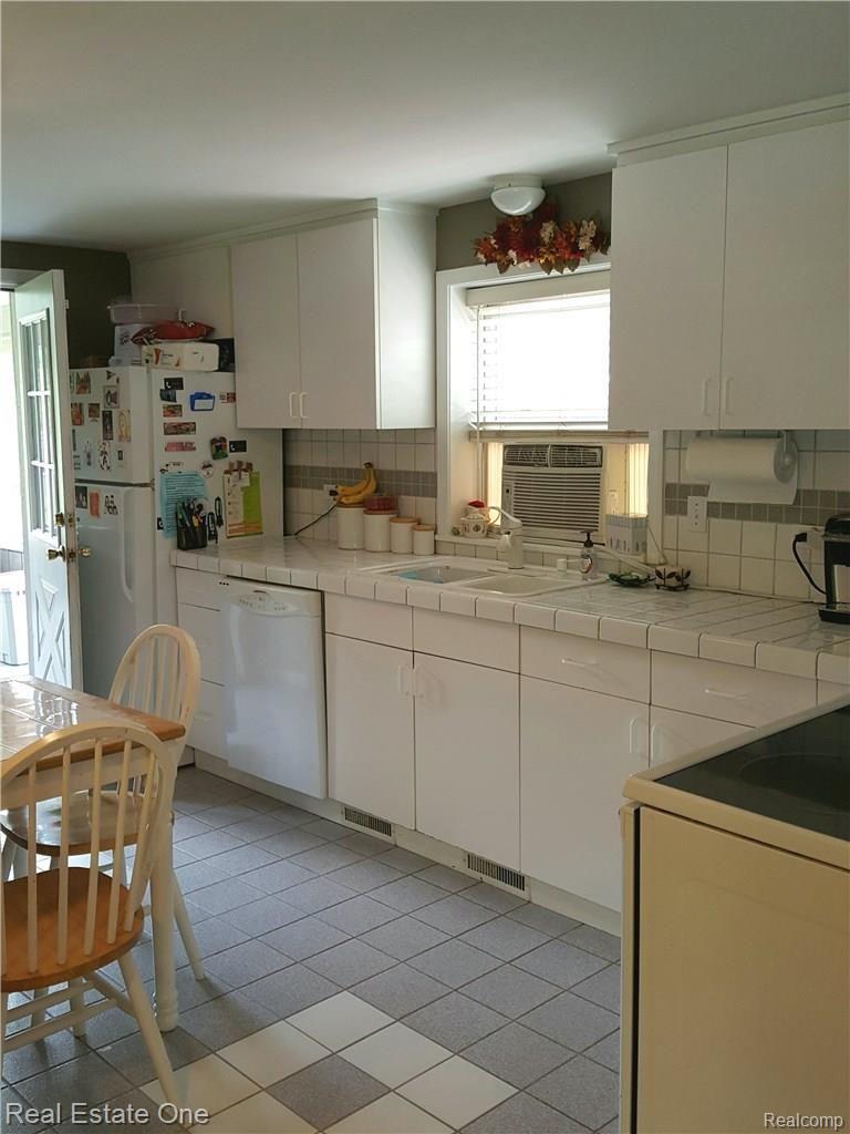 2842 Cherry Road Highland, MI 48356 - Photo 18 of 35 20160801_031433.jpg