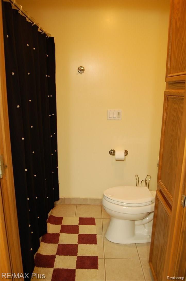 2772 South Elba Road Lapeer, MI 48446 - Photo 29 of 38 South Bath (6).JPG