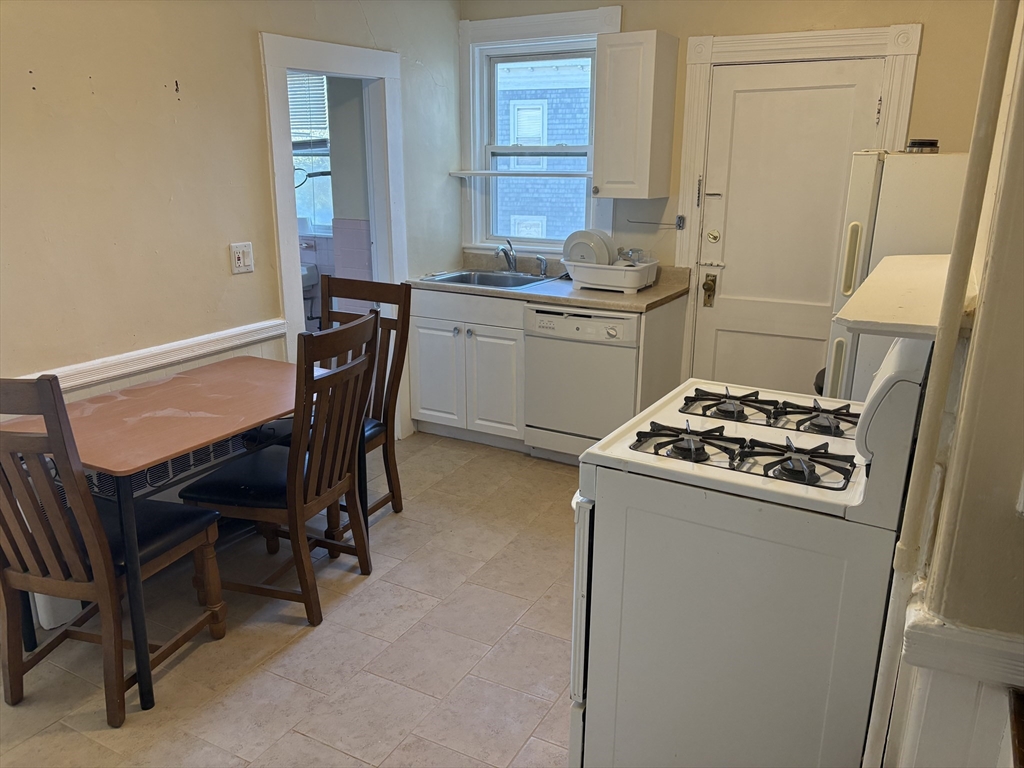 2 Sherman Street, Unit 2A3 Cambridge, MA 02138 - Photo 10 of 18 a kitchen with table and chairs