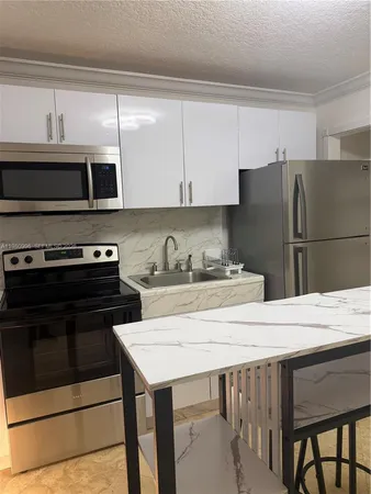 $2,000 | 5435 Southwest 153rd Avenue Road, Unit 2, Miami, FL 33185