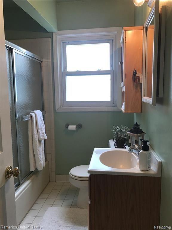 16935 West 12 Mile Road Southfield, MI 48076 - Photo 13 of 15 12 BATH.jpg