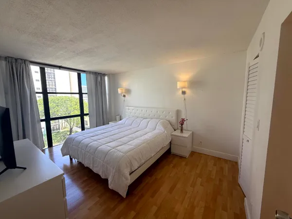 $2,300 | 16909 North Bay Road, Unit 507, Sunny Isles Beach, FL 33160
