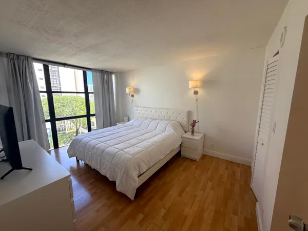 $2,300 | 16909 North Bay Road, Unit 507, Sunny Isles Beach, FL 33160